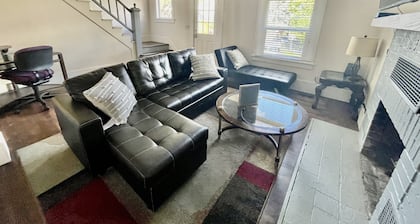 2BR/1.5BA - AC- Private upper unit of a duplex house. Few steps to Light Rail