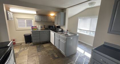 2BR/1.5BA - AC- Private upper unit of a duplex house. Few steps to Light Rail