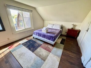 2 bedrooms, desk, WiFi, bed sheets
