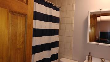 Badkar/dusch, hÄrtork, handdukar och tvÄl