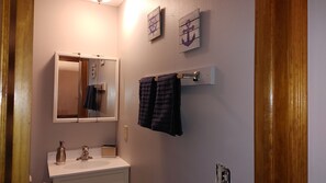 淋浴/盆浴组合、吹风机、毛巾、肥皂