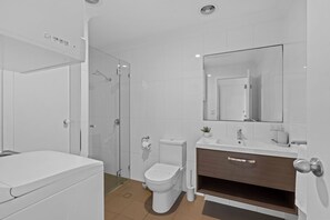 Een douche, een haardroger, handdoeken, zeep