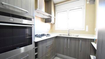 Een koelkast, een microgolfoven, een oven, een kookplaat