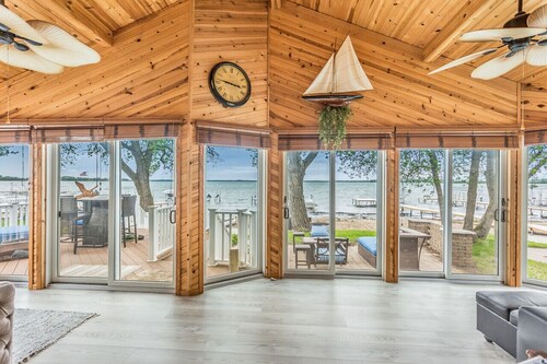 Sandy Feet Retreat Lakefront on Big Spirit Lake