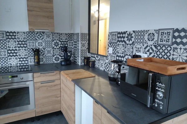 Microondas, lavavajillas, cafetera o tetera y utensilios de cocina