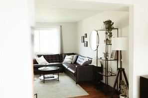 Smart TV - Chic, Welcoming Townhouse with Private Patio (Westerville)