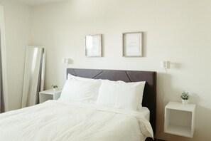 2 bedrooms, iron/ironing board, travel cot, free WiFi - Chic, Welcoming Townhouse with Private Patio (Westerville)