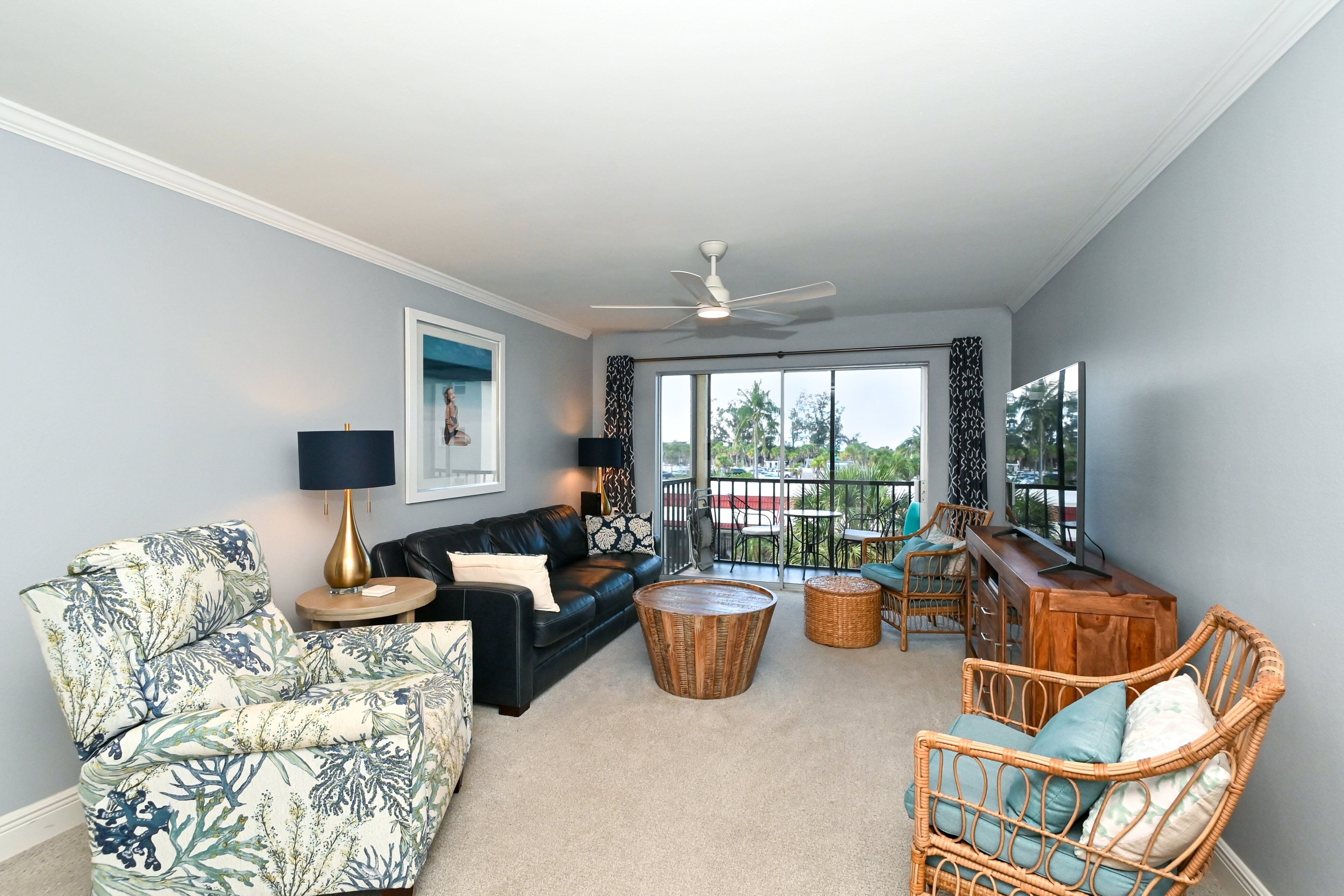 Télévision à écran plat, table de tennis de table, livres