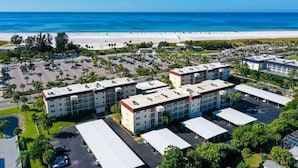 Un hôtel à plusieurs étages doté d’un parking et offrant une vue sur la plage.