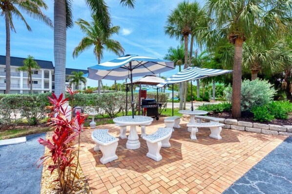 Outdoor dining - Condo# 317 1 Bed/1 bath Condo Steps to Siesta Key Beach! (Sarasota)