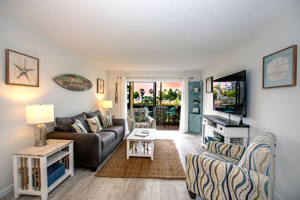 Televisio, pöytätennispöytä, kirjoja