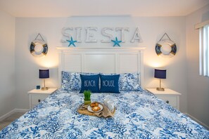 1 makuuhuone, memory foam -patjalliset sängyt, silitysrauta/-lauta