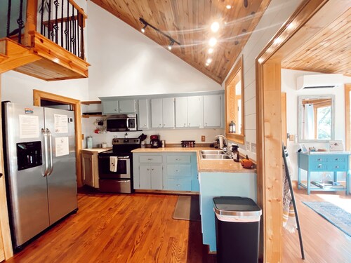 Riverfront cabin with hot tub, kayaks, private waterfall access near vineyards