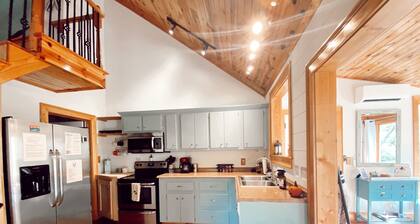 Riverfront cabin with hot tub, kayaks, private waterfall access near vineyards