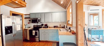 Riverfront cabin with hot tub, kayaks, private waterfall access near vineyards