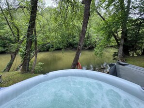 Outdoor spa tub