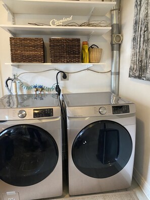 Interior - Trendy Tremont Loft (Cleveland)