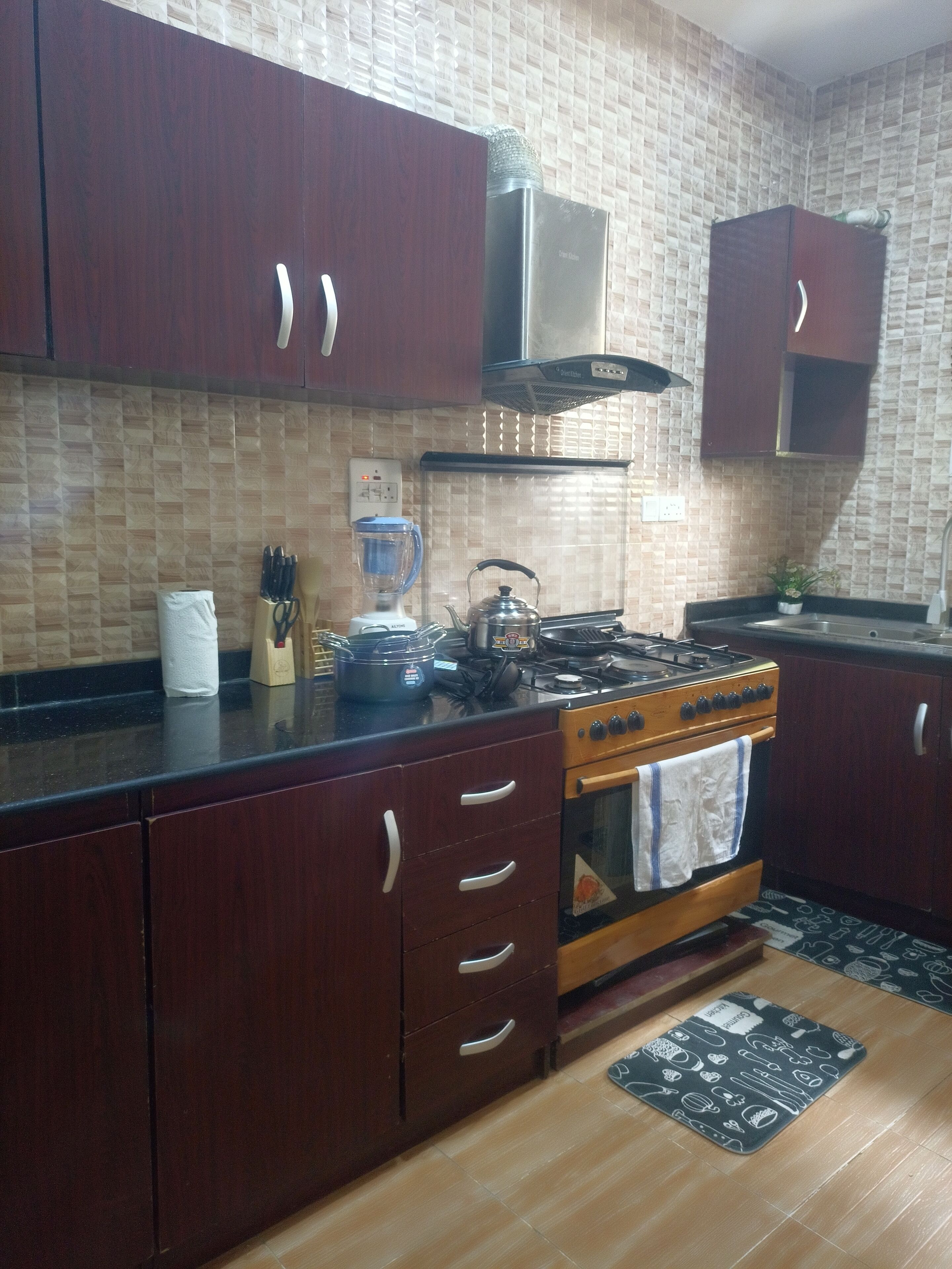 Kjøleskap, mikrobølgeovn, ovn og kokeplater