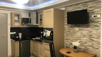 Een koelkast, een microgolfoven, een oven, een kookplaat