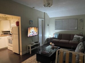 TV - Pet friendly lane home, Mins away from mtns & waterfront city of North Vancouver (North Vancouver)