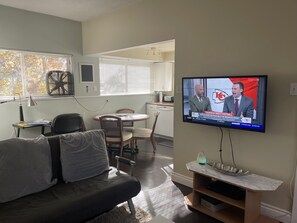 TV - Pet friendly lane home, Mins away from mtns & waterfront city of North Vancouver (North Vancouver)