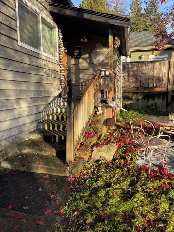 Outdoor dining - Pet friendly lane home, Mins away from mtns & waterfront city of North Vancouver (North Vancouver)