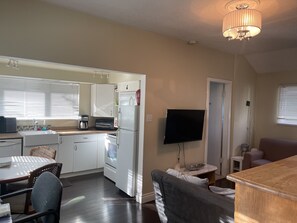 Microwave, dishwasher, coffee/tea maker, cookware/dishes/utensils - Pet friendly lane home, Mins away from mtns & waterfront city of North Vancouver (North Vancouver)