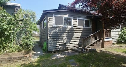 Pet friendly lane home, Mins away from mtns & waterfront city of North Vancouver