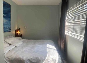 1 bedroom, iron/ironing board, free WiFi, bed sheets - Pet friendly lane home, Mins away from mtns & waterfront city of North Vancouver (North Vancouver)