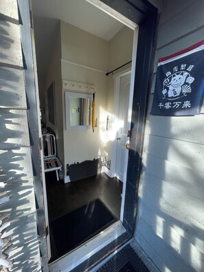 Interior - Pet friendly lane home, Mins away from mtns & waterfront city of North Vancouver (North Vancouver)