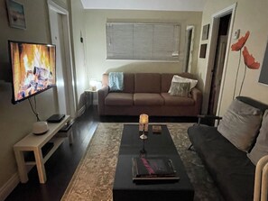 TV - Pet friendly lane home, Mins away from mtns & waterfront city of North Vancouver (North Vancouver)