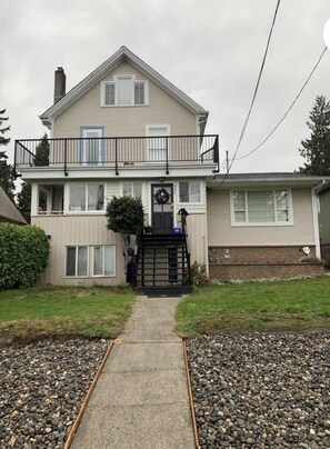 Exterior - Pet friendly lane home, Mins away from mtns & waterfront city of North Vancouver (North Vancouver)