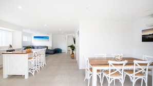 Un espacio habitable moderno y abierto con cocina, comedor y zona de estar.