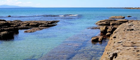 Una spiaggia nelle vicinanze