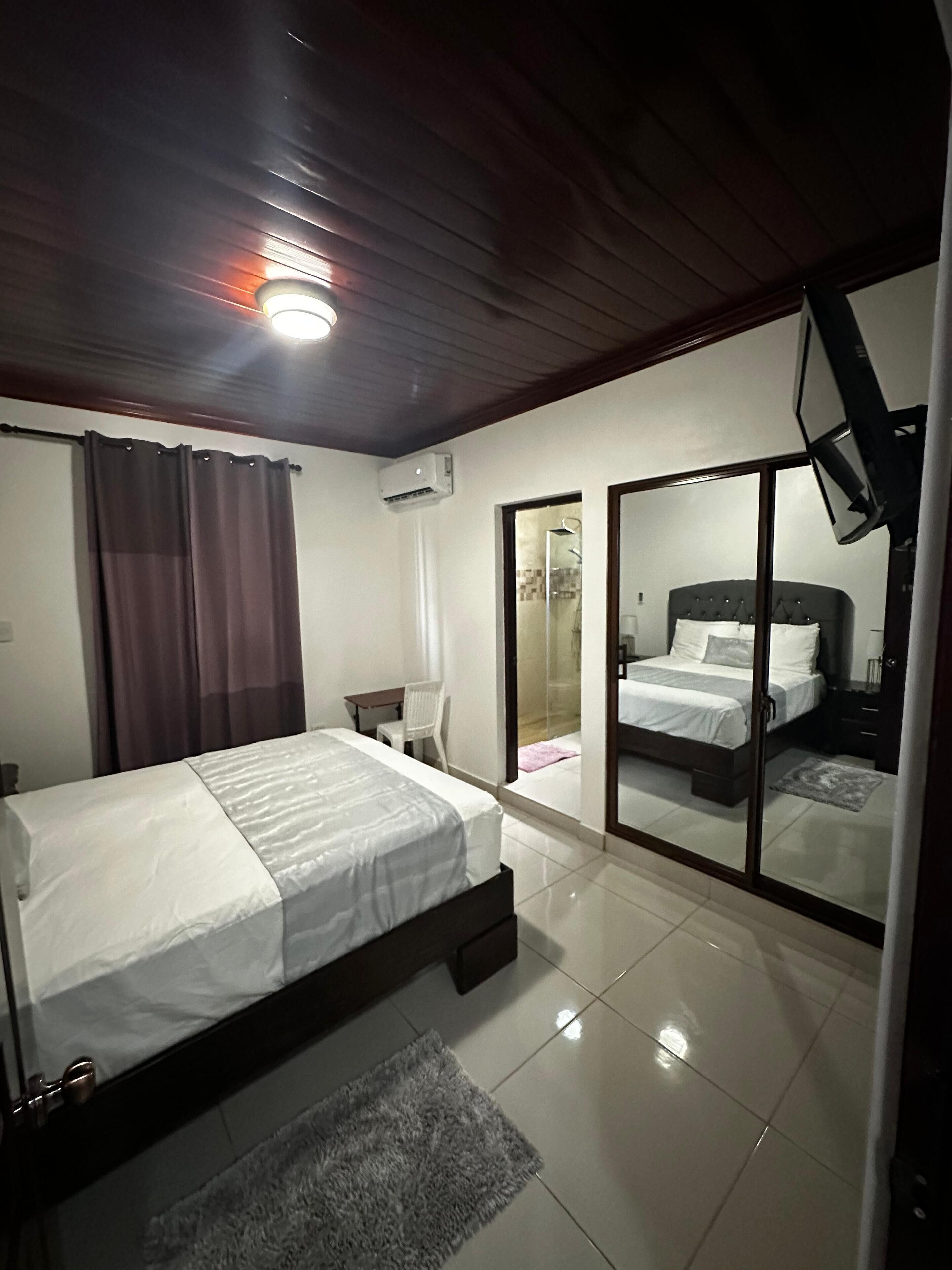 2 Schlafzimmer, Schreibtisch, Bügeleisen/Bügelbrett, Reisekinderbett