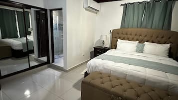 2 habitaciones, escritorio y tabla de planchar con plancha