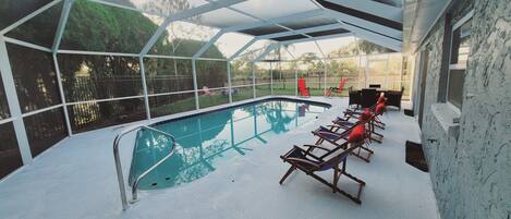 Piscina a l'aire lliure i piscina climatitzada