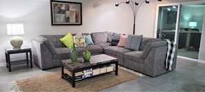 Smart TV, libros y estéreo