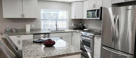 Refrigerador, microondas, horno, placa de cocina