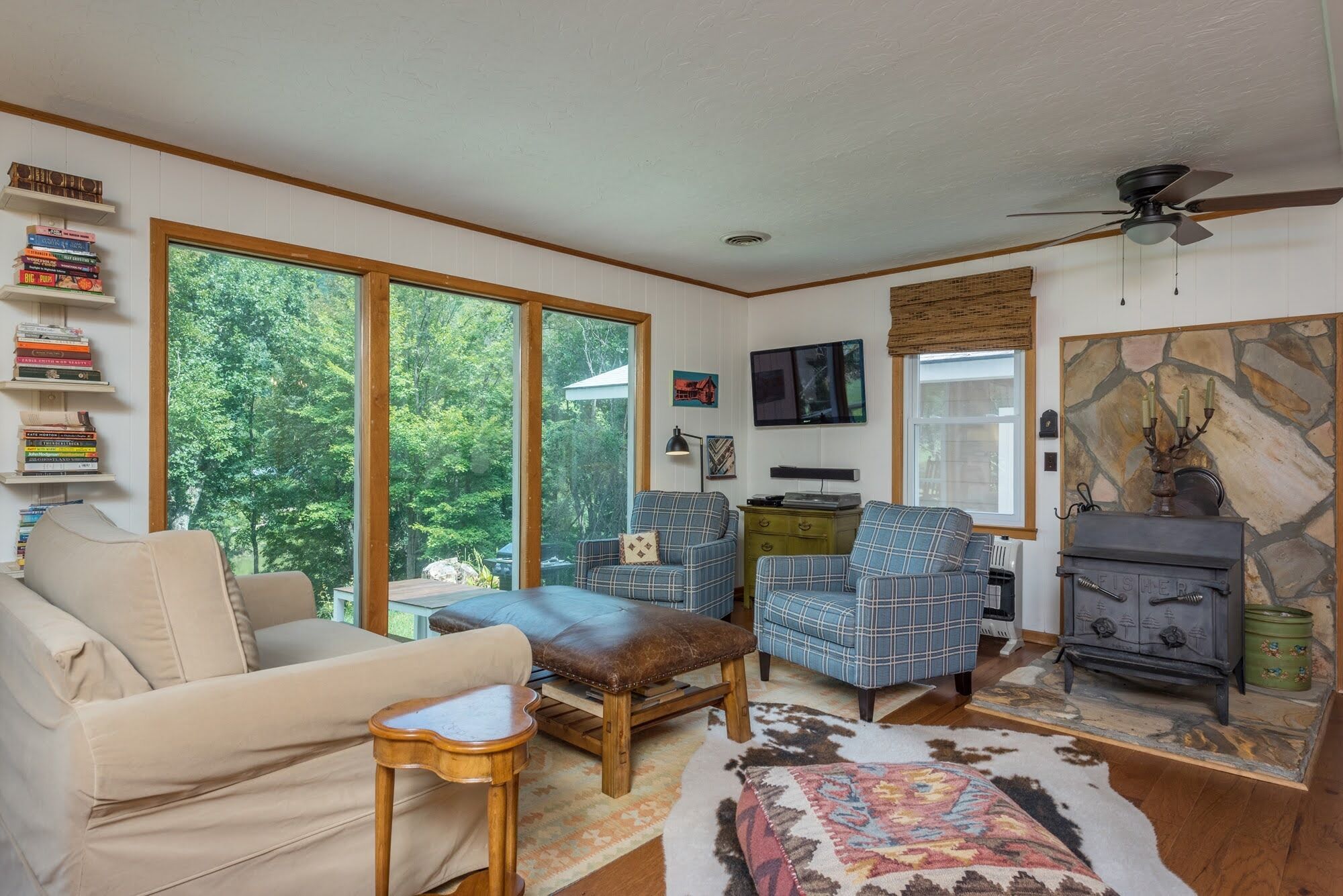 Rippling Creek, Romantic Views & Friendly Visits By Gentle Wildlife.  Perfect!