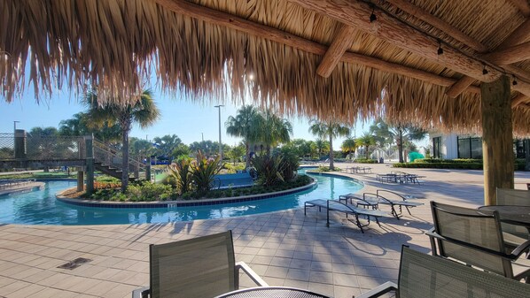 Alberca al aire libre y alberca climatizada