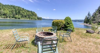 Waterfront with Hot tub, Fire-pit, Kayak