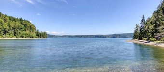 Waterfront with Hot tub, Fire-pit, Kayak