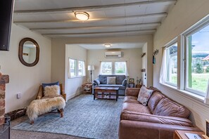 TV, fireplace, books, computer monitors - Iron Goat Getaway in cozy mountain town near hikes & Stevens Pass (Skykomish)