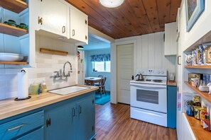 Fridge, microwave, oven, stovetop - Iron Goat Getaway in cozy mountain town near hikes & Stevens Pass (Skykomish)