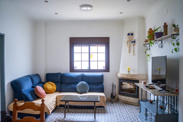 Smart TV, fireplace, stereo