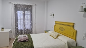 Tabla de planchar con plancha, wifi y ropa de cama
