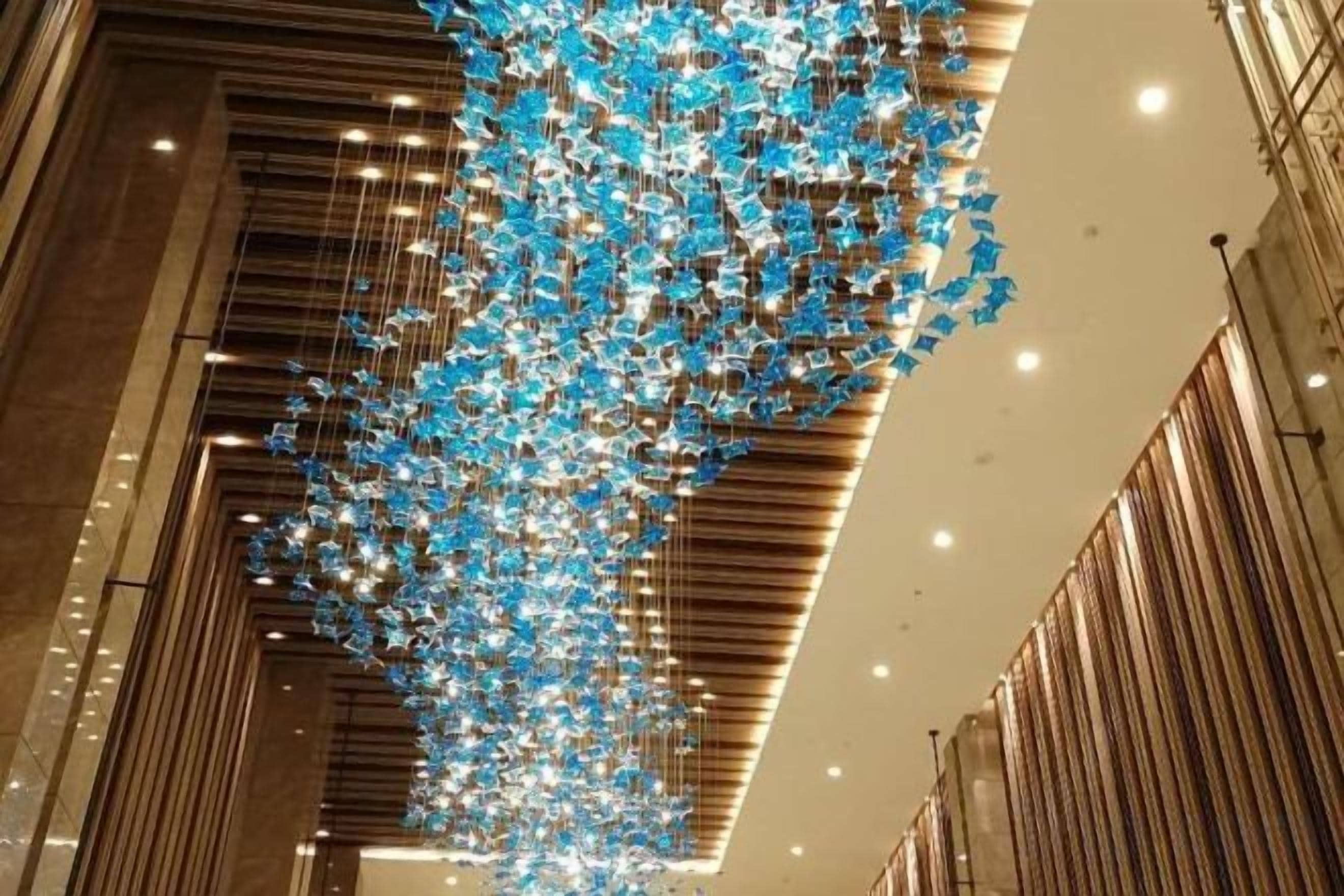 Un plafond avec un luminaire suspendu.