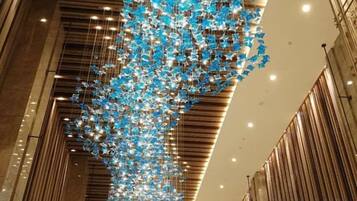 Un plafond avec un luminaire suspendu.