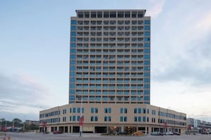 A multi-story hotel with a flat facade and a central entrance. - Mercure Styles Hotel Meizhou (Meizhou)